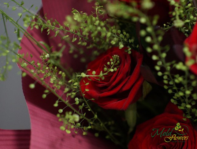 Букет из роз, илекса, леукадендрона и эвкалипта от moldflowers.md