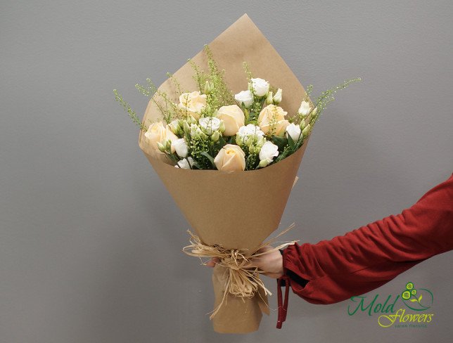 Букет из роз и эустомы от moldflowers.md