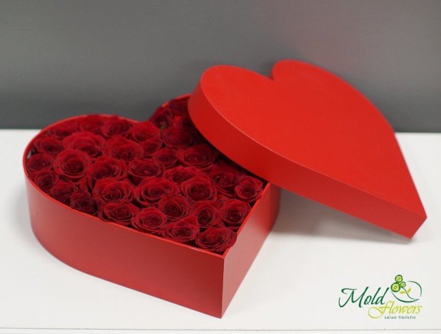 Cutie inimă cu trandafiri roșii foto
