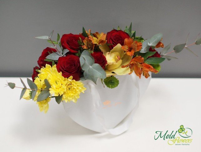 Белая коробка- сердце с красными розами, жёлтой орхидеей, альстромерий, мимозой и эвкалиптом фото