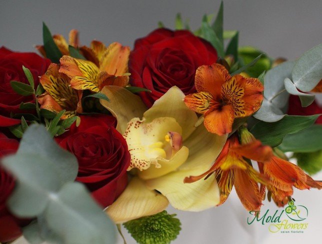 Белая коробка- сердце с красными розами, жёлтой орхидеей, альстромерий, мимозой и эвкалиптом фото