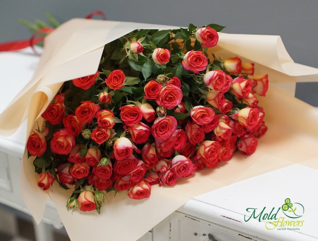 Buchet din 9 ramuri de trandafiri de tufa 60-70 cm de la moldflowers.md
