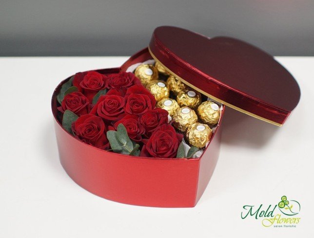 Коробка с розами и Ferrero Rocher Фото