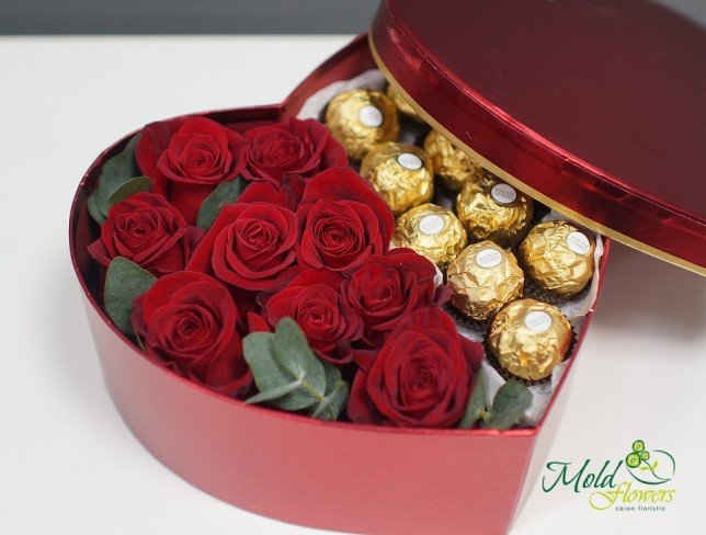 Коробка с розами и Ferrero Rocher Фото