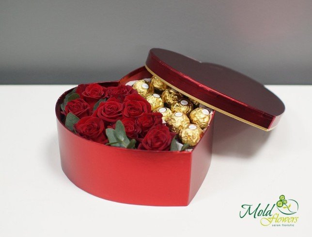 Cutie cu trandafiri și Ferrero Rocher foto