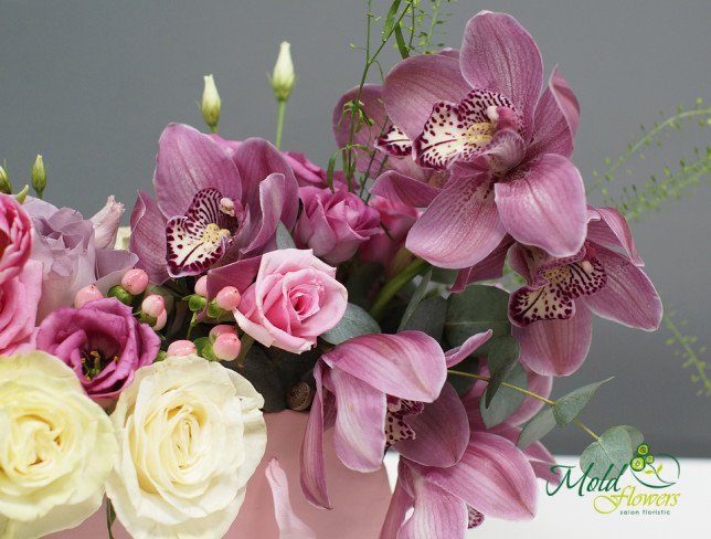 Cumpozitie cu trandafiri, lalele, orhidee, gerbere si eucalipt in cutie de la moldflowers.md