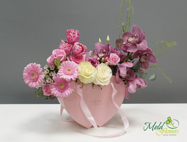 Cumpozitie cu trandafiri, lalele, orhidee, gerbere si eucalipt in cutie de la moldflowers.md