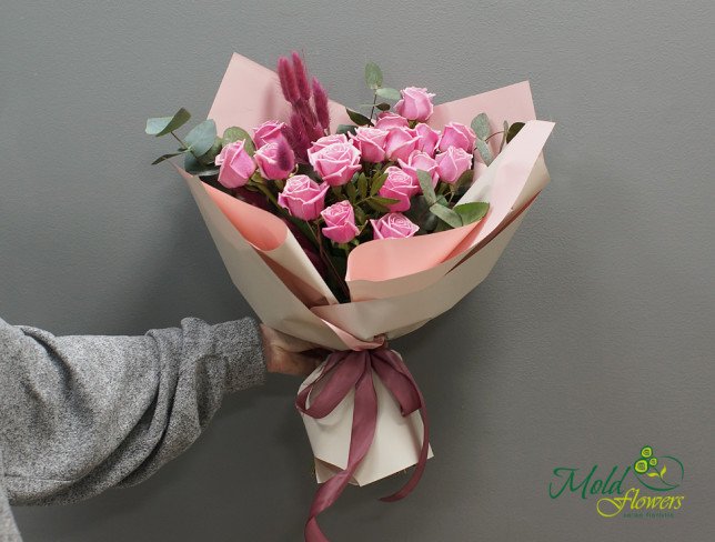 Букет "Джульетта" из розовых роз с эвкалиптом от moldflowers.md
