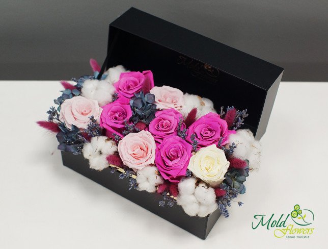 Compozitia din trandafiri criogenate si flori de bumbac in cutie de la moldflowers.md