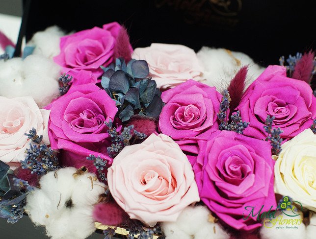 Compozitia din trandafiri criogenate si flori de bumbac in cutie de la moldflowers.md