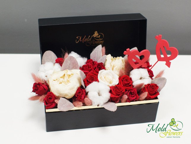 Compozitia din bujori si trandafiri criogenate cu flori de bumbac in cutie de la moldflowers.md