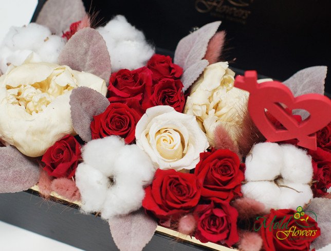Композиция со стабилизированными розами, пионами, хлопком и сердцем в коробке от moldflowers.md