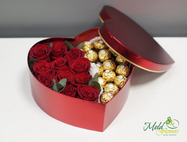Cutie-inima cu trandafiri rosii si Ferrero Rocher Delux  de la moldflowers.md