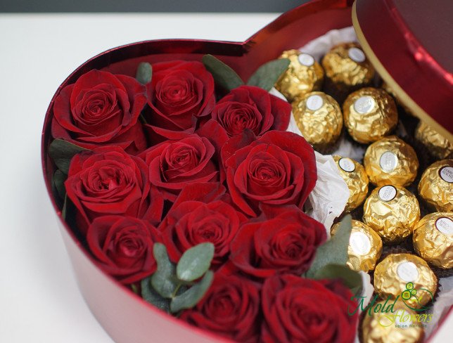 Cutie-inima cu trandafiri rosii si Ferrero Rocher Delux  de la moldflowers.md