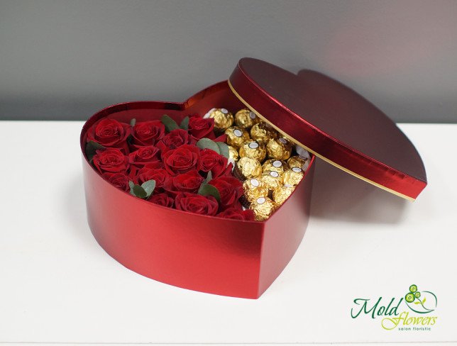 Cutie-inima cu trandafiri rosii si Ferrero Rocher Premium de la moldflowers.md