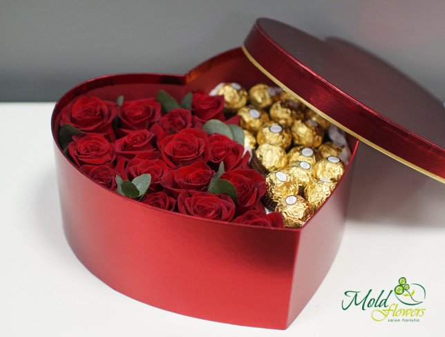 Cutie-inima cu trandafiri rosii si Ferrero Rocher Premium de la moldflowers.md