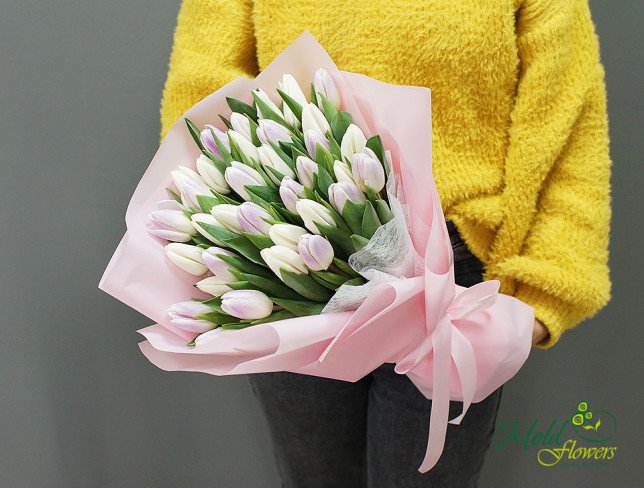 Букет из белых и светло-фиолетовых тюльпанов от moldflowers.md