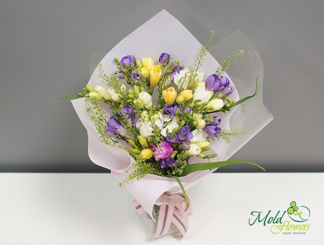 Bouquet of 19 multicolored freesias from moldflowers.md