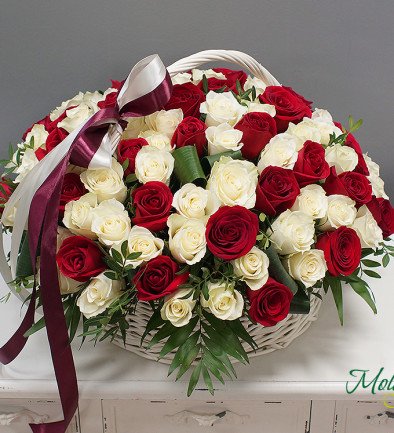 Basket with red and white roses (101 pieces) photo 394x433