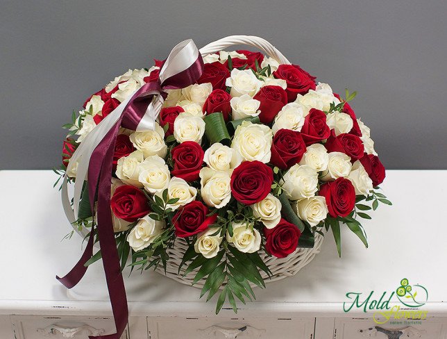 Coș cu trandafiri roșii și albi (101 buc.) foto