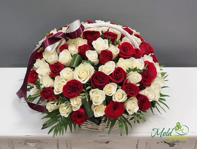Корзина с красными и белыми розами (101 шт.) Фото