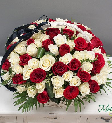 Basket with red and white roses (100 pieces) photo 394x433
