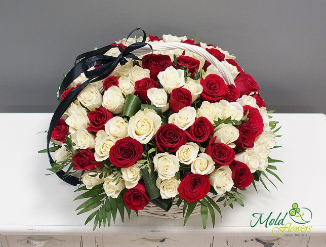 Basket with red and white roses (100 pieces) photo