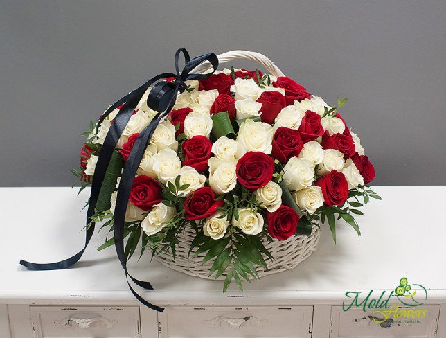 Корзина с красными и белыми розами (100 шт.) Фото