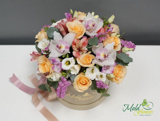 Коробка с кремовыми розами и белой орхидеей Фото