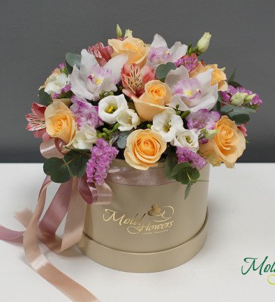 Коробка с кремовыми розами и белой орхидеей Фото 394x433
