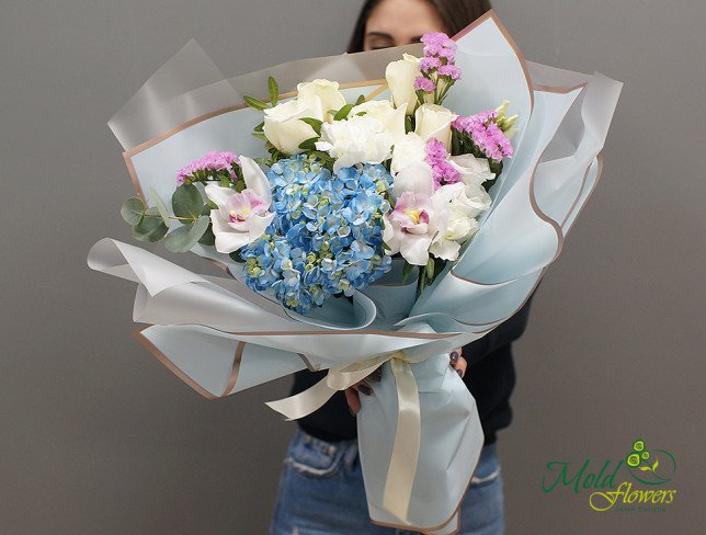 Букет из голубой гортензии, белых роз, орхидеи, гвоздики и статицы от moldflowers.md