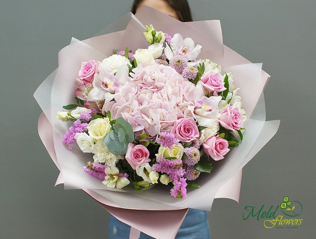 Buchet din hortensia roz, trandafiri, orhidee, garoafe, alstromerie, eustoma si crizanteme de la moldflowers.md