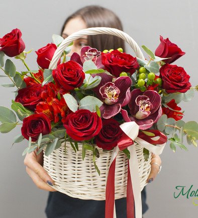 Корзина с красными розами и орхидеей Фото 394x433