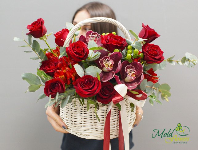 Цветочная композиция из красных роз, орхидей, альстромерии и эвкалипта в корзине от moldflowers.md