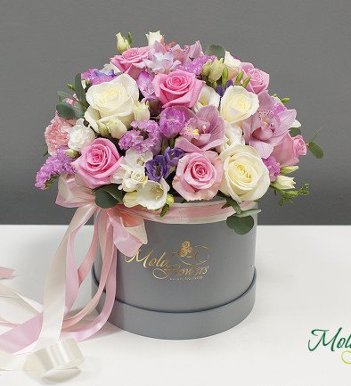 Серая коробка с розовыми розами и орхидеей Фото 394x433