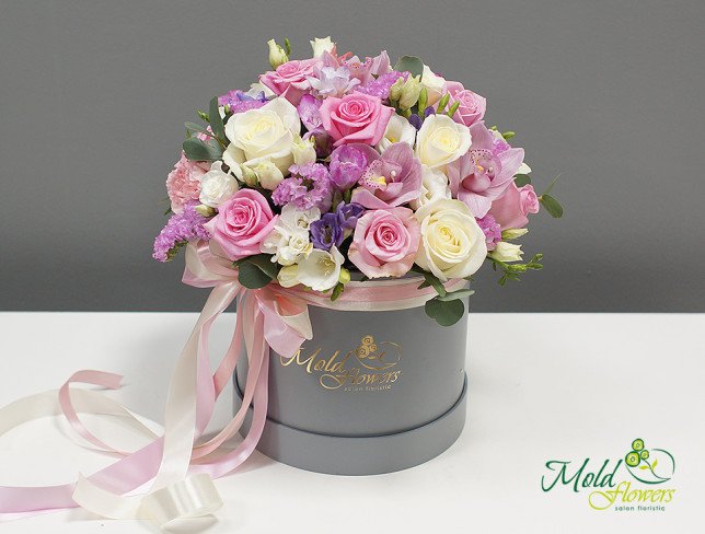 Cutie gri cu trandafiri roz, orhidee, eustoma, statice si alstromerie de la moldflowers.md