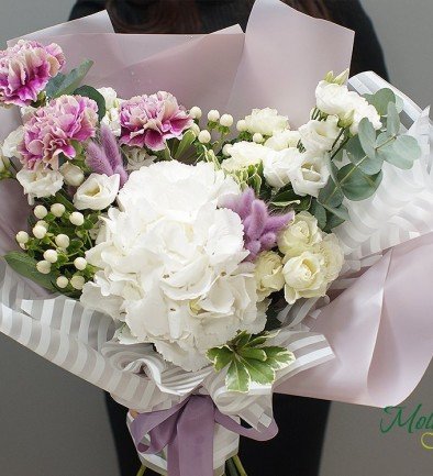 Букет с белой гортензией, эустомой и розами Фото 394x433