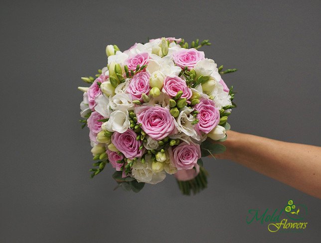 Букет невесты из розовых роз, белой эустомы и фрезии Фото