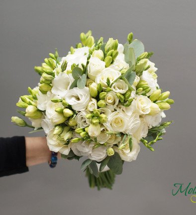 Buchetul miresei din trandafiri albi, eustoma și frezie foto 394x433