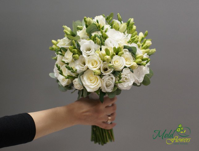 Букет невесты из белых роз, эустомы и фрезии Фото