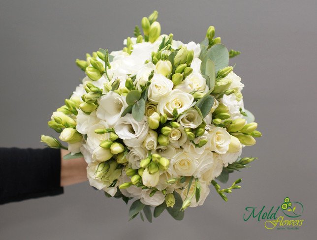 Букет невесты из белых роз, эустомы и фрезии Фото