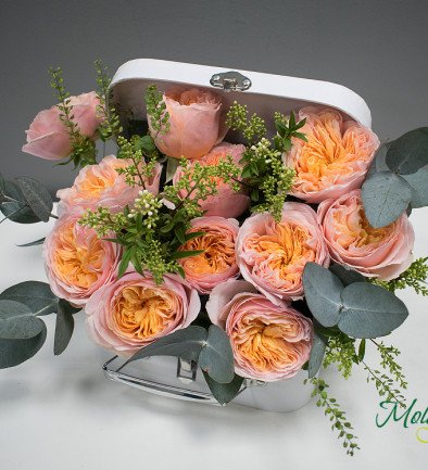 Box with cream peony-style roses photo 394x433