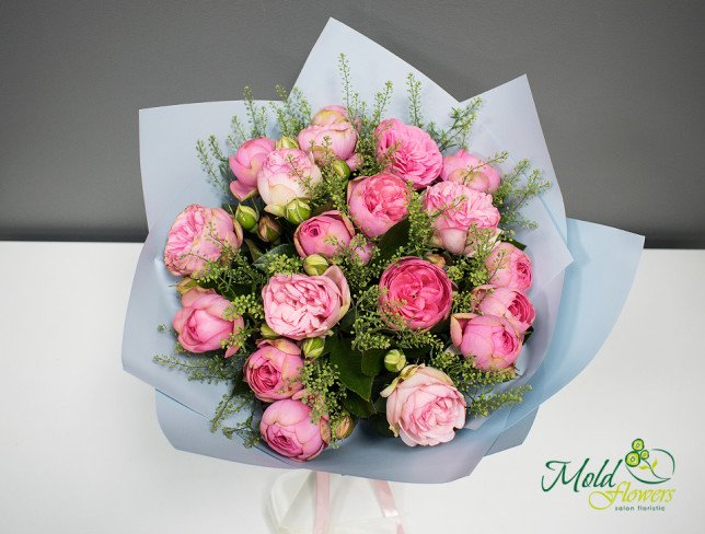 Букет из розовых пионовидных роз Фото