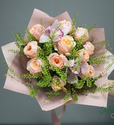 Bouquet of cream peony-type roses