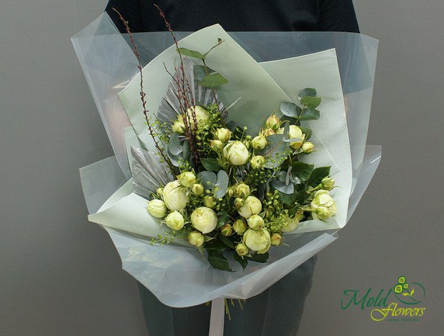Bouquet of green spray roses photo