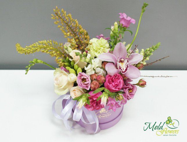 Фиолетовая коробка с розами и орхидеей Фото