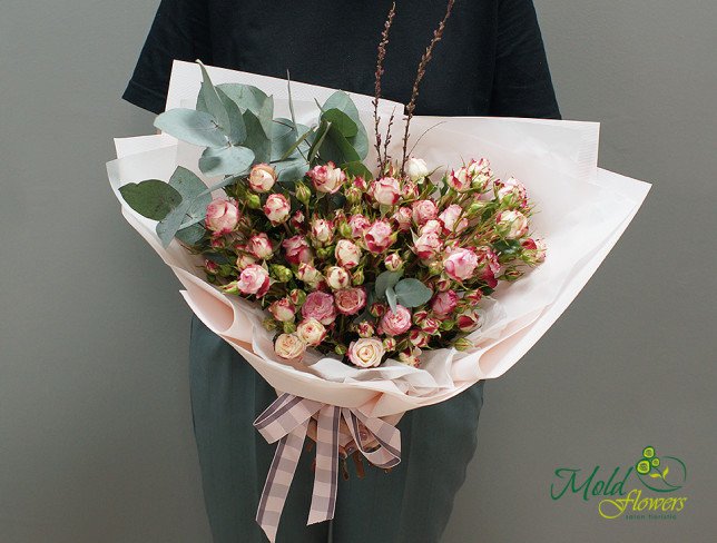 Bouquet of Pink Spray Roses photo
