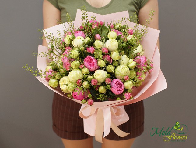 Букет из розовых и зеленых роз Фото