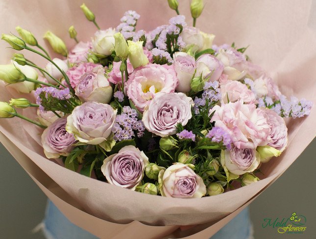 Букет из фиолетовых пионовидных роз и эустомы Фото