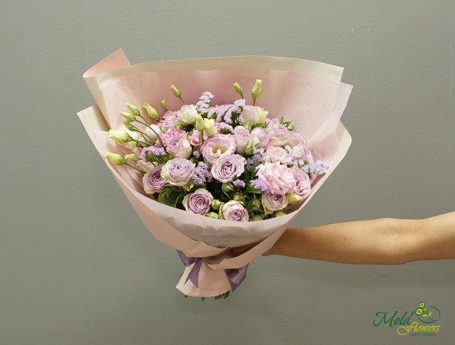 Букет из фиолетовых пионовидных роз и эустомы Фото